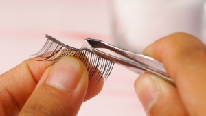 Removing Glue From False Lashes