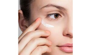 Eye-cream-Application