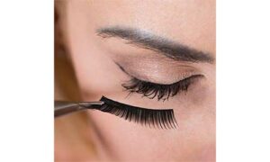 Mascara-application-on-eyelashes